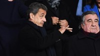 Mantan presiden Prancis, Nicolas Sarkozy (kiri), terlihat menonton langsung dari tribune Parc des Princes, Paris, Rabu (7/3/2018) dinihari WIB. Foto: Matthias Hangst/Getty Images