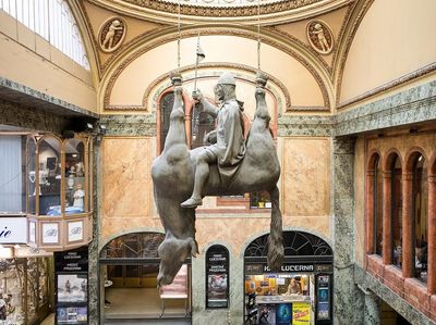 Foto: Patung yang Aneh, Naik Kuda Tapi Kudanya Terbalik