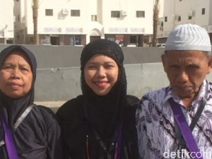 Di Tengah Perjuangannya Raih Beasiswa S3, Raeni Umrohkan Ayah Ibu