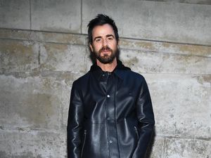 Ceraikan Jennifer Aniston, Justin Theroux Pacari Model 26 Tahun?