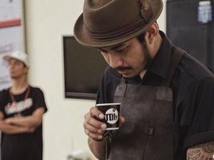 10 Pose Keren M. Aga, Barista Ganteng yang Bikin Gagal Fokus