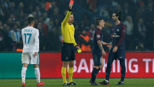Marco Verratti mendapat kartu merah.