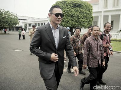 10 Gaya AHY Berkacamata, Ganteng dan Gagahnya Bikin Wanita Jatuh Cinta