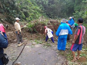 Longsor Menutup Total Jalan Akses Cepogo-Ampel di Boyolali