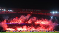 Penyalaan flare merupakan tindakan ilegal dalam sepakbola. PSG kini menanti hukuman atau denda dari UEFA. (Foto: Matthias Hangst/Getty Images)