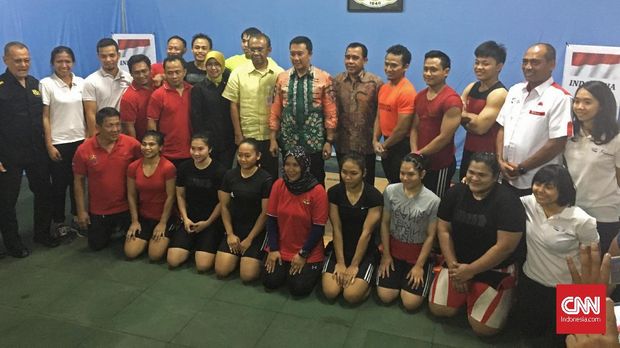 Skuat angkat besi Indonesia untuk Asian Games 2018 berfoto bersama Menpora Imam Nahrawi dan Sesmenpora Gatot S Dewa Broto.