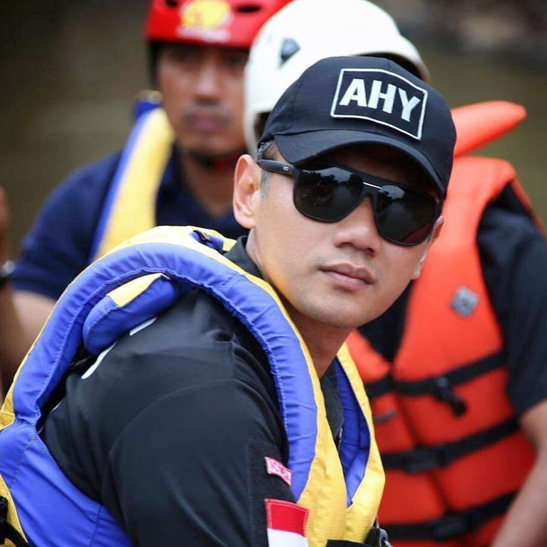 Paling Populer 13+ Gambar Cowok Keren Pake Kacamata - Richa Gambar