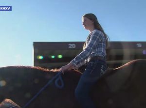 Foto: Unik! Gadis Ini Naik Kuda untuk Pesan Kopi di Drive-Thru