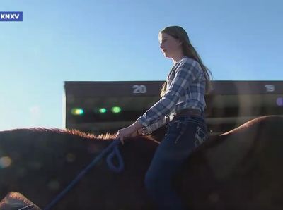 Foto: Unik! Gadis Ini Naik Kuda untuk Pesan Kopi di Drive-Thru