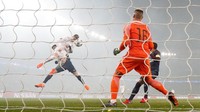 Satu momen menyesakkan terjadi saat Parc des Princes dipenuhi asap. Cristiano Ronaldo mencetak gol dengan sundulan enam menit usai jeda. (Foto: Gonzalo Fuentes/Reuters)