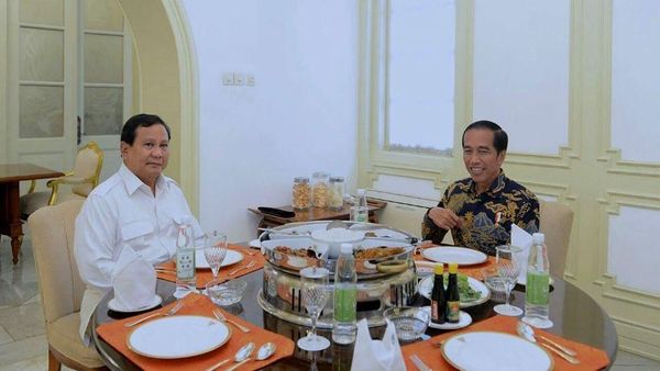 Suka Sate dan Nasi Kuning, Ini Momen Asyik Prabowo Subianto Nikmati Makanan