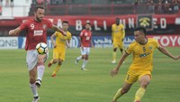 Penyerang Bali United Ilija Spasojevic kesulitan menciptakan peluang di babak pertama. Bali United tertinggal 0-1 ketika turun minum. (Nyoman Budhiana/Antara)