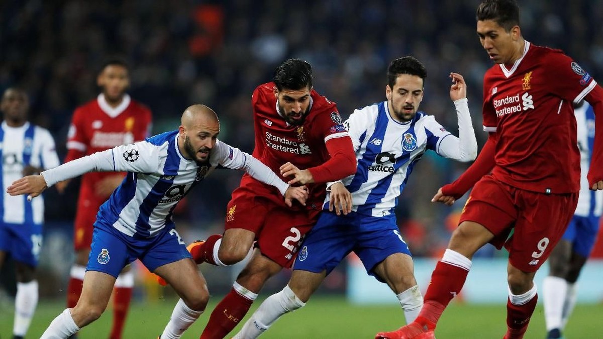 Emre Can beraksi di bawah tekanan pemain Porto, untuk menyambut bola dari Roberto Firmino. (Foto: Lee Smith/Action Images via Reuters)
