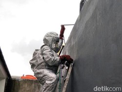 Pakai Baju Anti-api, Damkar Makassar Evakuasi Sarang Tawon