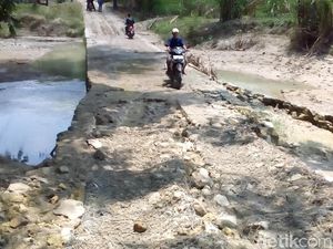 Menyusuri Jalan Rusak Penghubung Kabupaten Grobogan dan Sragen