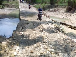 Menyusuri Jalan Rusak Penghubung Kabupaten Grobogan dan Sragen