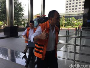 Diperiksa KPK, Bupati Marianus Sae Acungkan Jempol Diperiksa KPK, Bupati Marianus Sae Acungkan Jempol
