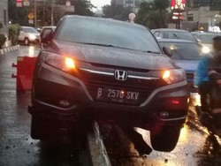 Mobil Tabrak Separator Busway di Salemba, Lalin Macet