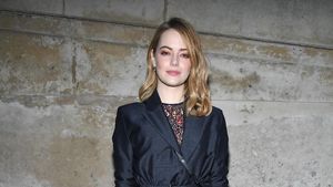 Foto: Baru Muncul di Oscars, Emma Stone Eksis di Paris Fashion Week