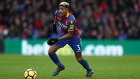 Patrick Van Aanholt menjadi pemain Palace lain yang menaklukkan De Gea musim ini. Dia membukukannya di laga Palace vs MU pada 6 Maret 2018. Palace kalag 2-3. (Foto: Catherine Ivill/Getty Images)