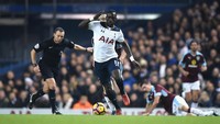 Moussa Sissoko memang kesulitan menembus tim inti Tottenham Hotspur, tapi kecepatan jadi asetnya. Masuk sebagai pemain pengganti dalam laga melawan Liverpool, Oktober 2017 Sissoko melesat dengan kecepatan 35,32 km/jam yang menjaga keunggulan 4-1 Spurs bertahan sampai laga usai. (Foto: Tony Marshall/Getty Images)