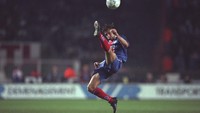 Mantan bintang timnas Brasil, Leonardo, juga sempat membela Paris Saint-Germain pada musim 1996/1997. Kariernya tidak cemerlang dengan tidak menyumbang gelar apa-apa bagi Les Parisiens. (Stu Forster/All Sport/Getty Images)