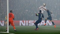 Tapi, asap flare tak menghentikan Cristiano Ronaldo untuk mencetak gol. Gol sundulan Ronaldo di menit ke-51 membawa Madrid unggul 1-0. Foto: Gonzalo Fuentes/Reuters