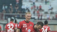 Yabes Roni merayakan gol tersebut yang juga disambtu Spasojevic dan Nick van der Velden. (Nyoman Budhiana/Antara Foto)