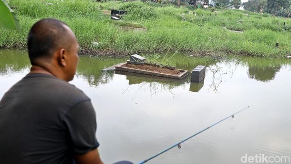 Foto: Mancing di TPU Tanah Kusir