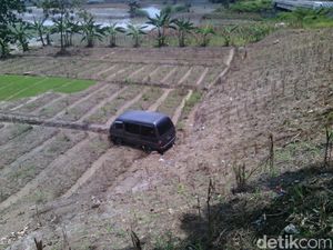 Nahas, Suwiji Tewas Tergilas Mobilnya yang Akan Terperosok ke Jurang Nahas, Suwiji Tewas Tergilas Mobilnya yang Akan Terperosok ke Jurang