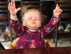 Gemas! Pertama Kali Makan Pizza, Reaksi Balita Ini Lucu Banget