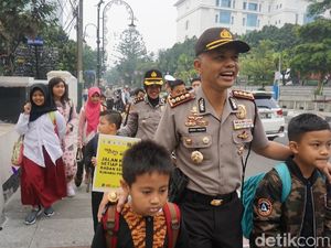 Operasi Keselamatan, Polisi di Bandung Antar Siswa ke Sekolah Operasi Keselamatan, Polisi di Bandung Antar Siswa ke Sekolah