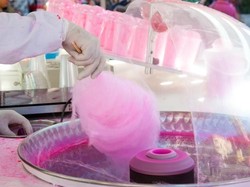 Aksi Kocak Wanita Makan Cotton Candy Bikin Netizen Heboh