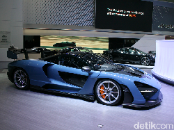 Baru Keluar Diler, Mobil Rp 15 Miliar Malah Nabrak Dinding