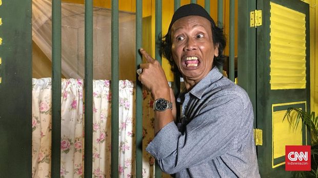 Mandra dikenal dengan perannya mengendarai oplet dalam 'Si Doel Anak Sekolahan'.