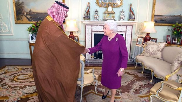 Pangeran Mohammed bin Salman dengan Ratu Elizabeth.