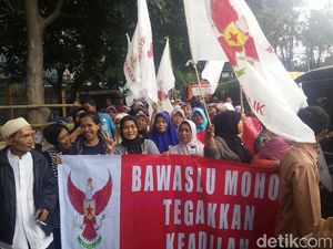 Dukung Partai Republik di Sidang Gugatan, Emak-emak Datangi Bawaslu Dukung Partai Republik di Sidang Gugatan, Emak-emak Datangi Bawaslu