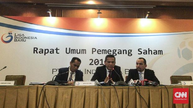 Berlinton Siahaan (tengah) mundur saat Kongres Tahunan PSSI di Bali.
