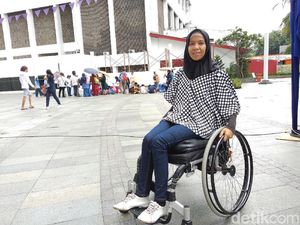 Lumpuh karena Sindrom Langka, Perempuan Berhijab Ini Tetap Berprestasi Lumpuh karena Sindrom Langka, Perempuan Berhijab Ini Tetap Berprestasi
