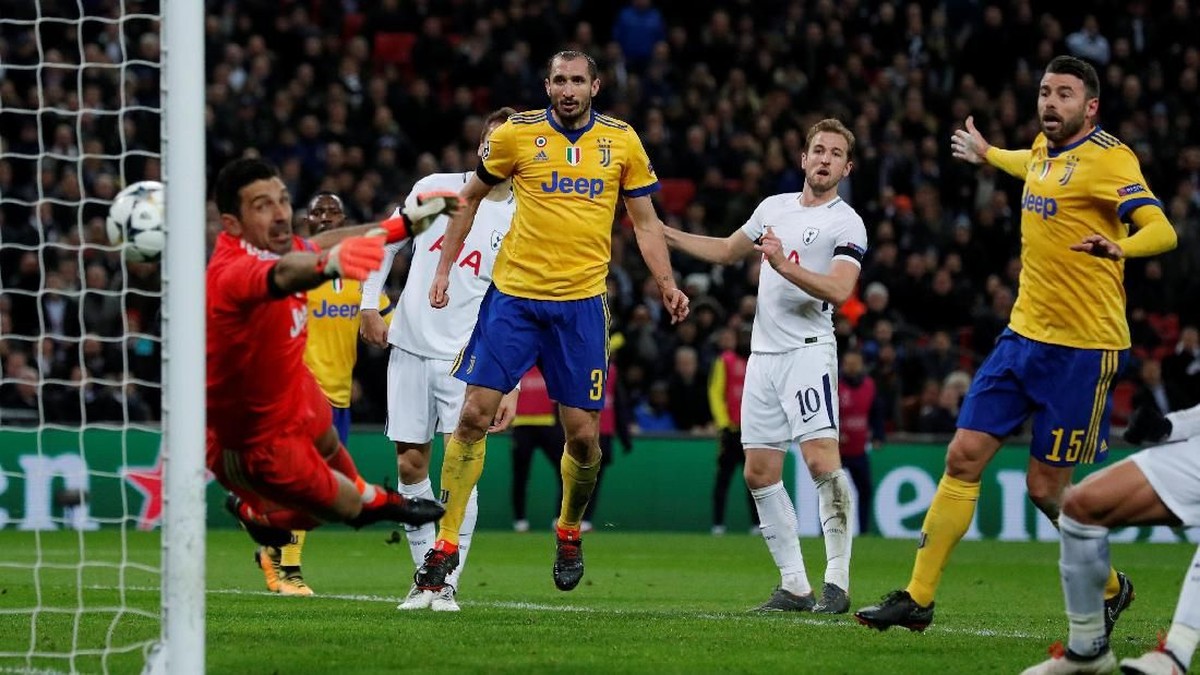 Peluang Spurs dari sundulan Harry Kane membentur tiang gawang Juventus. (Foto: Andrew Couldridge/ Action Images via Reuters)