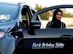 Kegembiraan Perempuan Saudi Belajar Menyetir Pertama Kalinya