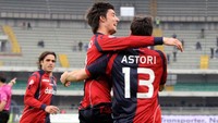 Davide Astori meninggal dunia akhir pekan lalu karena gagal jantung. Cagliari, yang pernah dibela Astoripada 2008-2016, memensiunkan nomor punggung 13. (Roberto Serra/Getty Images)