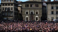 Fans tidak diperkenankan masuk ke dalam Basilica di Santa Croce. Tapi itu tidak menyurutkan semangat suporter yang datang berduyun-duyun dan berkumpul di area yang diperkenankan. (Foto: Alessandro Bianchi/Reuters).