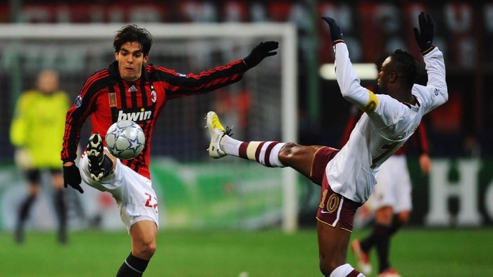 MILAN, ITALY - MARCH 04:  William Gallas of Arsenal challenges Kaka of AC Milan during the UEFA Champions League 1st knockout round 2nd leg match between AC Milan and Arsenal at the San Siro stadium on March 4, 2008 in Milan, Italy.  (Photo by Shaun Botterill/Getty Images)