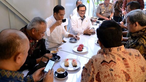 Begini Gaya 10 Politisi Indonesia Saat Ngopi, Siapa yang Paling Keren Ya?