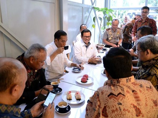 Begini Gaya 10 Politisi Indonesia Saat Ngopi, Siapa yang Paling Keren Ya?