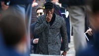 Khouma Babacar, striker Sassuolo yang dipinjam dari Fiorentina, juga hadir untuk memberikan penghormatan terakhir kepada Astori. (Foto: Alessandro Bianchi/Reuters).