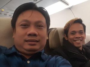 Bebas dari Hong Kong, Cak Percil-Cak Yudho Selfie di Pesawat Pulang