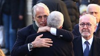 Presiden CONI (Komite Nasional Olimpiade Italia) Giovanni Malago tiba sebelum pemakaman Astori di Basilica di Santa Croce. (Foto: Alessandro Bianchi/Reuters).