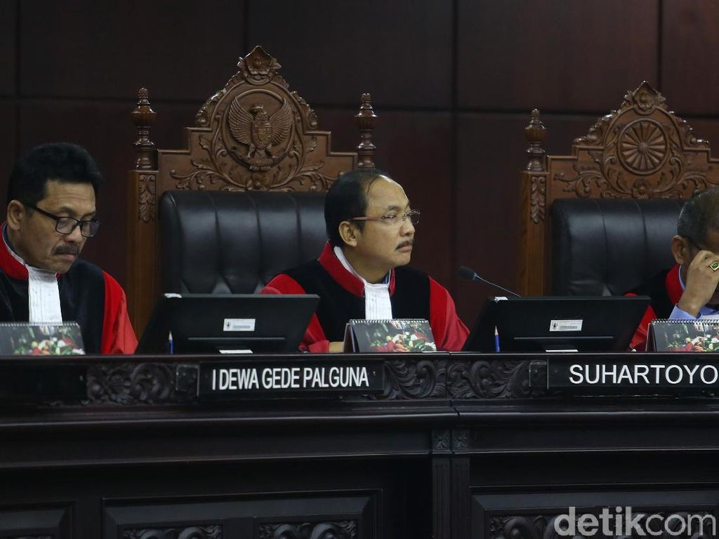 MK Tegaskan Pengurus Ormas Bertentangan Pancasila Dipenjara Seumur Hidup MK Tegaskan Pengurus Ormas Bertentangan Pancasila Dipenjara Seumur Hidup